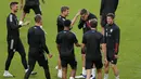 Para pemain Bayern Munchen bersiap mengikuti sesi latihan di stadion Da Luz, Lisbon, Portugal (13/8/2020). Bayern Munchen akan bertanding melawan Barcelona pada perempat final Liga Champions di Estadio da Luz. (Rafael Marchante/Pool via AP)