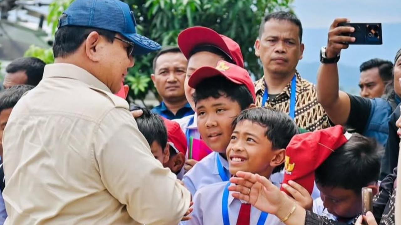 VIDEO: Mengejutkan Prabowo Tolak Tanda Tangan Topi Sekolah Anak SD, Takut Dimarahi Guru