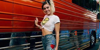 Rona bahagia tengah bersama Miley Cyrus lantaran usianya baru genap 25 tahun pada Rabu, 22 November 2017. Namun, di tengah kebahagiaannya justru muncul kabar miring soal dirinya, Miley disebut sedang hamil. (Instagram/miley cyrus)