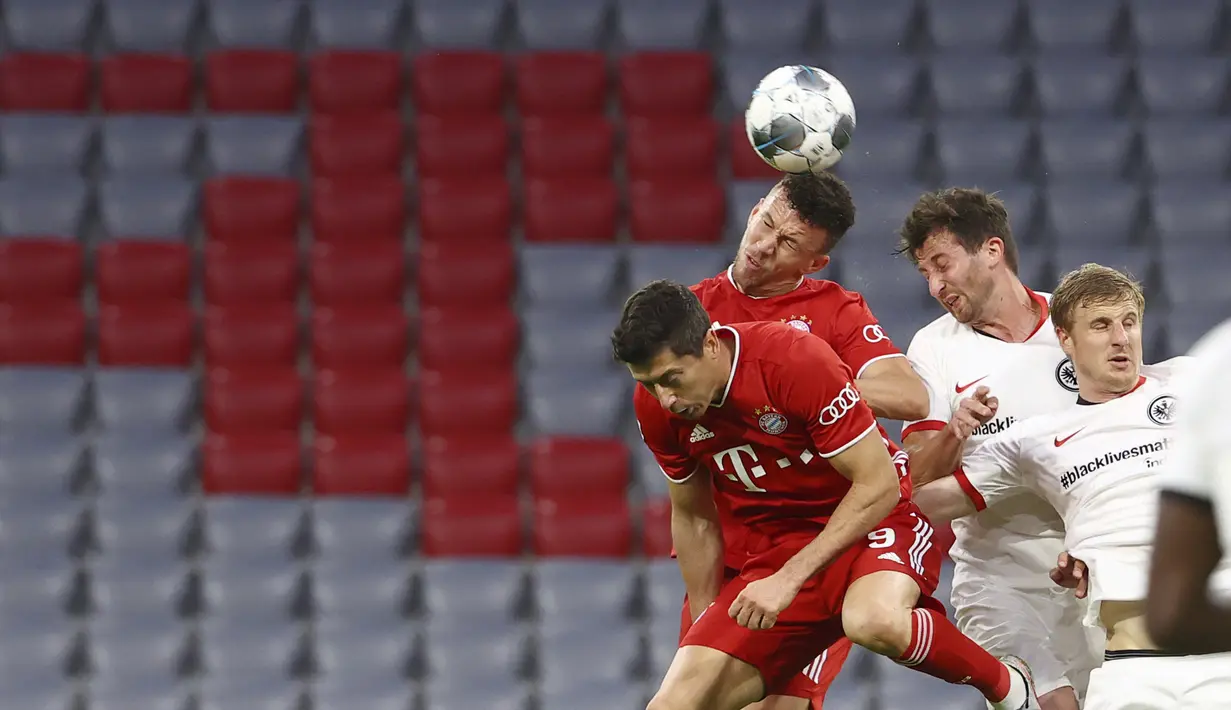 Gelandang Bayern Munchen, Ivan Perisic, menyundul bola saat melawan Eintracht Frankfurt pada laga Piala Jerman di Allianz Arena, Rabu (10/6/2020). Bayern Munchen menang 2-1 atas Eintracht Frankfurt. (AP/Kai Pfaffenbach)