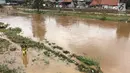 Suasana aktivitas warga di Sungai Ciliwung, Rawajati, Jakarta, Selasa (6/2). Warga tidak memperhatikan bahaya yang mengancam nyawa mereka. (Liputan6.com/Immanuel Antonius)