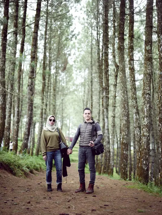 Kebahagiaan pasangan ini makin lengkap dengan hadirnya anak. Dari pernikahannya, pasangan ini telah dikaruniai tiga orang anak. [Instagram/rio.stokhorst]