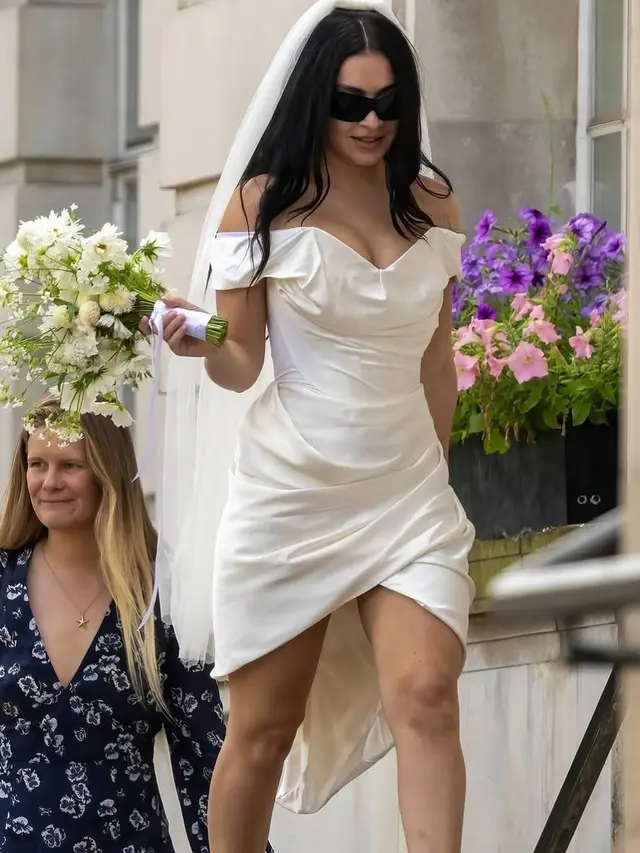 Gaya Anti Mainstream Charli XCX Saat Menikah dengan Drummer The 1975, Pakai Mini Dress Plus Kacamta Hitam