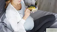 Ilustrasi ibu hamil sedang makan/copyright freepik.com/gpointstudio