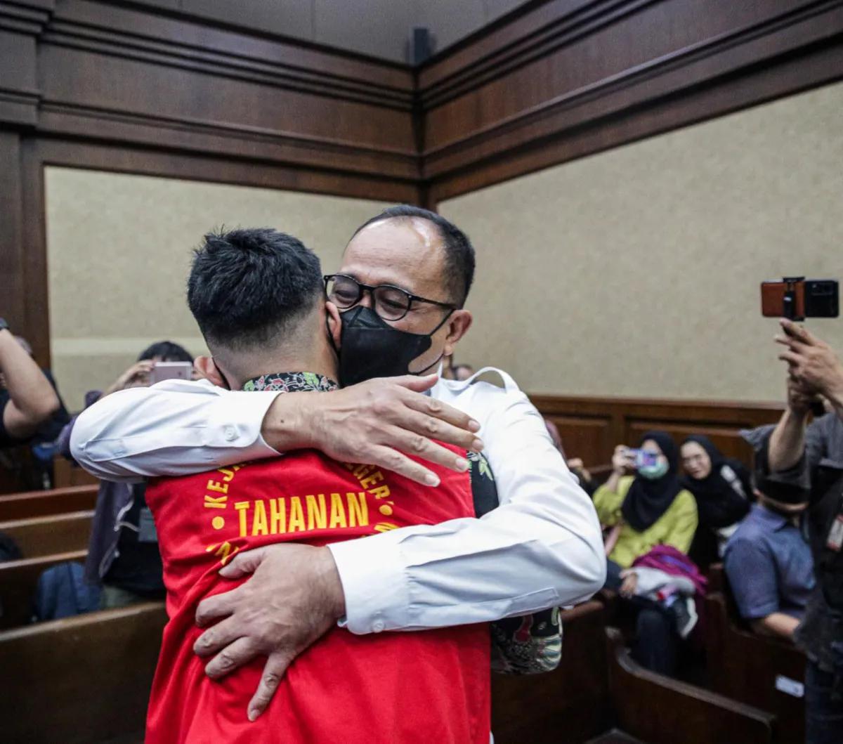 Terdakwa kasus penganiayaan kepada Cristalino David Ozora, Mario Dandy Satriyo memeluk terdakwa kasus gratifikasi dan tindak pidana pencucian uang (TPPU) Rafael Alun Trisambodo saat bersiap mengikuti sidang lanjutan di Pengadilan Tipikor, Jakarta, Senin (