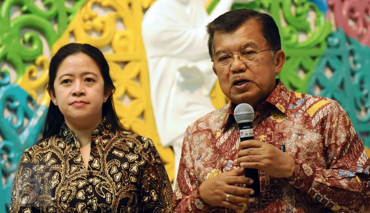Wakil Presiden Jusuf Kalla (kanan) bersama Menko PMK Puan Maharani menjawab pertanyaan usai melakukan rapat di Kemenpora, Jakarta, Rabu (15/3). Rapat membahas persiapan Asian Games 2018. (Liputan6.com/Helmi Fithriansyah)