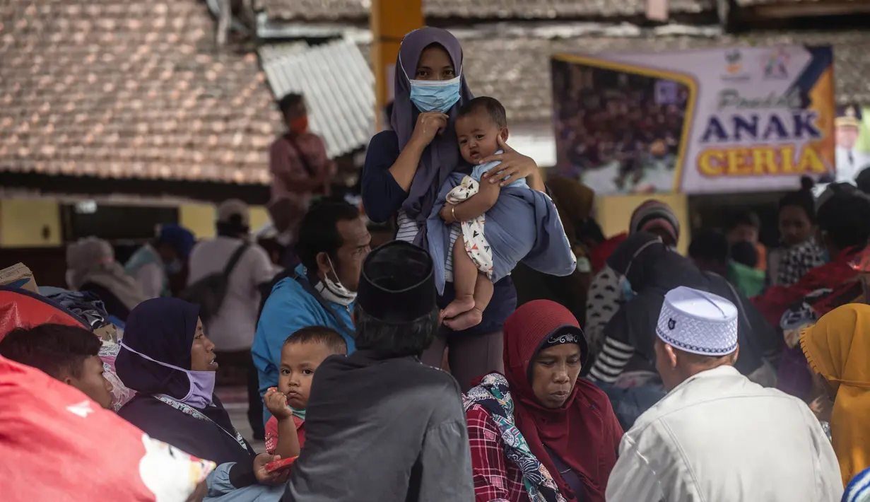 Warga terdampak letusan gunung Semeru mengungsi di tempat penampungan sementara di desa Sumber Wuluh di Lumajang, Jawa Timur, Senin (6/12/2021) .Tim SAR Gabungan masih terus melakukan proses pencarian warga yang hilang. (Juni Kriswanto/AFP)