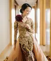 Di momen resepsi ini, Sabrina tampil anggun mengenakan kebaya modern rancangan Anne Avantie. (Instagram/thebridedept).