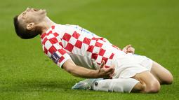 Penyerang Kroasia, Andrej Kramaric, muncul untuk meramaikan persaingan sepatu emas dengan torehan dua gol. Dia menyumbang dua gol saat Kroasia mengalahkan Kanada 4-1 di Stadion Internasional Khalifa. (AP/Aijaz Rahi)