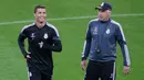 Pengawa Real Madrid, Cristiano Ronaldo (kiri) bersama pelatih Carlo Ancelotti saat sesi latihan di Stadion Juventus, Turin, Italia (4/5/2015). Real Madrid akan menantang Juventus di leg pertama semifinal Liga Champions. (Reuters/Max Rossi)