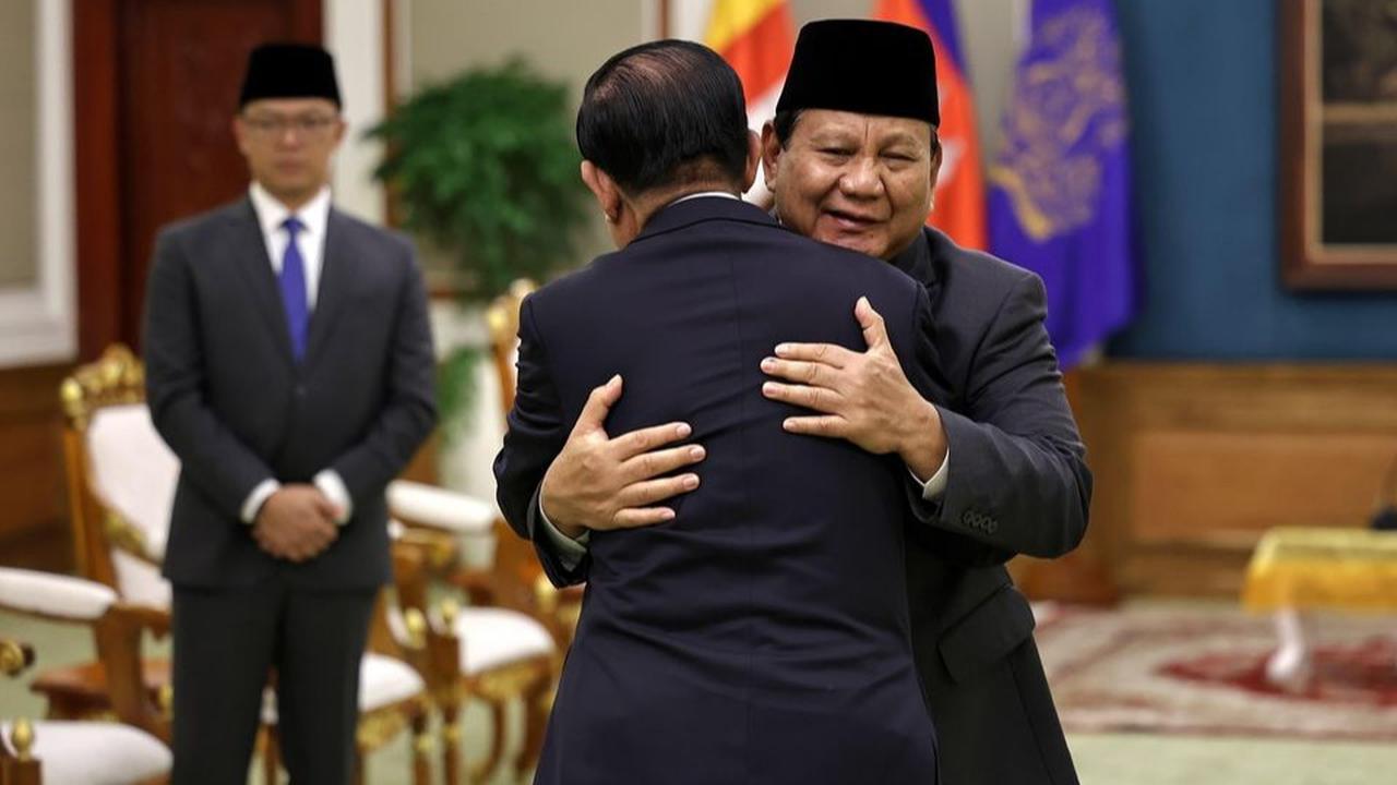 VIDEO: Spesial Prabowo Hadiahi Pedang Emas PM Kamboja, Bergandeng Tangan Erat dengan Presiden Senat