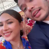 Jessica Mila terlihat mengikuti acara adat Batak bersama suami dan kedua kakak iparnya [@jscmila]