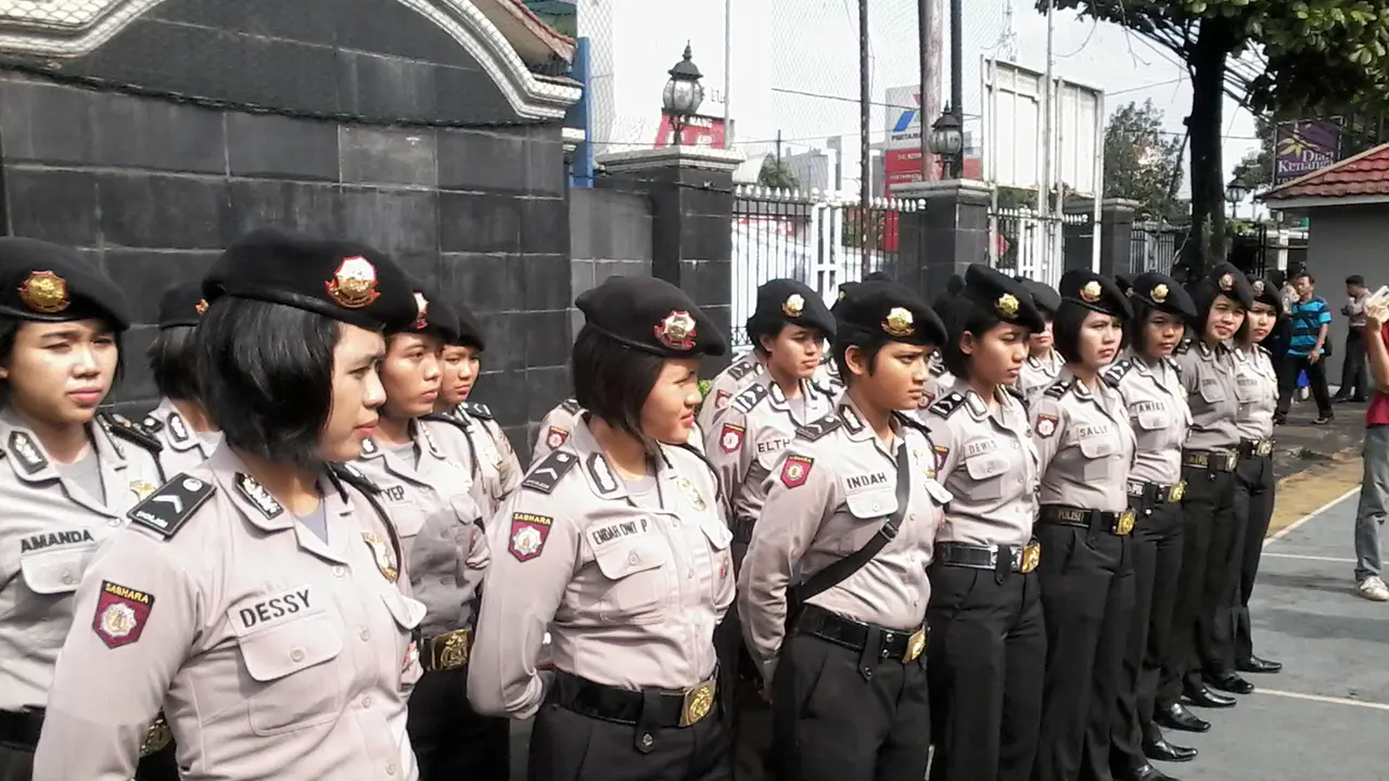 30 Polwan Cantik Amankan Sidang Praperadilan Budi Gunawan