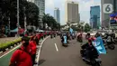 Buruh melakukan konvoi menggunakan sepeda motor di Bundaran Hotel Indonesia untuk mengikuti unjuk rasa di depan Gedung DPR, Jakarta, Rabu (10/8/2022). Dalam aksi tersebut mereka menuntut agar pemerintah menghapus Omnibus Law. (Liputan6.com/Johan Tallo)