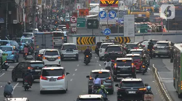 Suasana lalu lintas di Kawasan Glodok Hayam Muruk, Jakarta, Jumat (21/7/2023). Proyek Pembangunan MRT fase dua membentang sepanjang 11,8 kilometer dari Kawasan Bundaran HI hingga Ancol Barat. (merdeka.com/Imam Buhori)