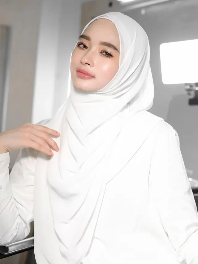Artis Berkumis Tipis