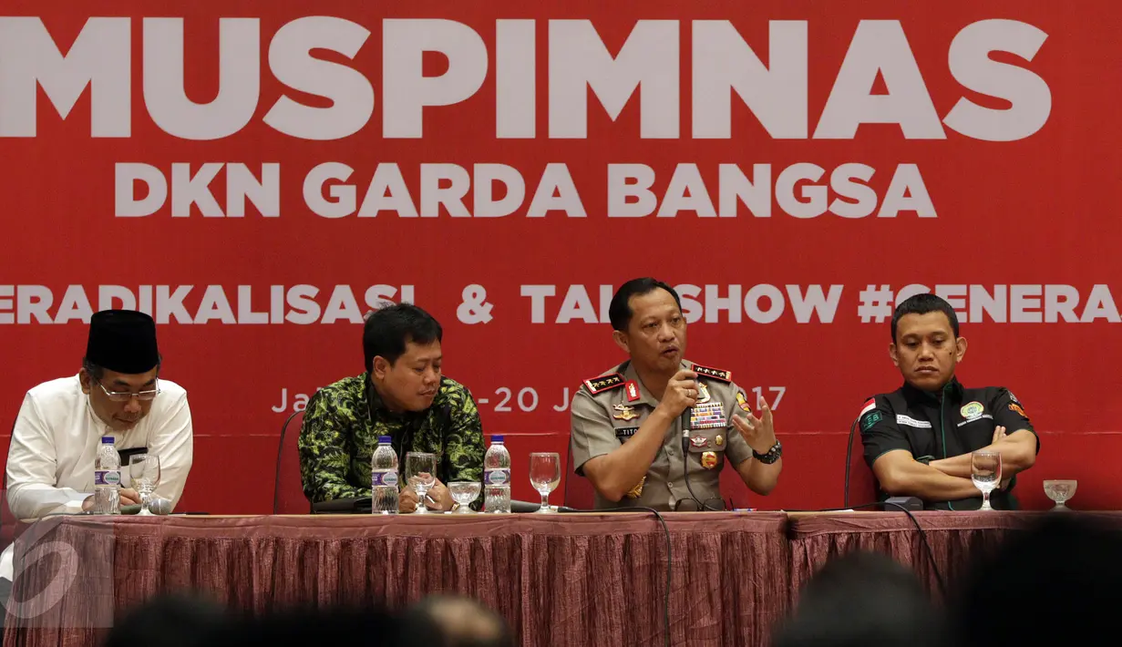 Kapolri Jenderal Pol Tito Karnavian (kedua kanan) memberikan pemaparan saat Muspimnas DKN Garda Bangsa di Jakarta, Kamis (19/1). Muspimnas tersebut membahas tentang deradikalisasi, intoleransi, dan terorisme beserta solusinya. (Liputan6.com/Johan Tallo)