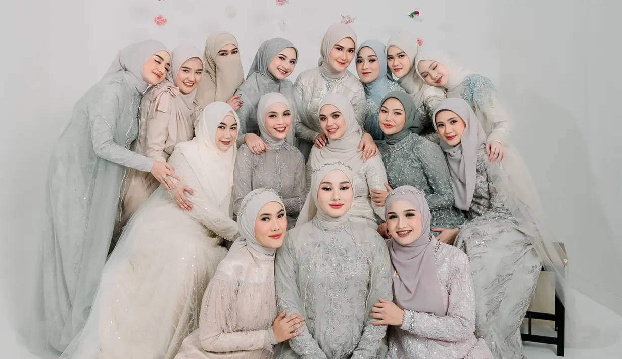 Geng artis Butterfly adalah salah satu geng artis yang cukup dikenal. Berbeda dengan kebanyakan geng arisan artis, geng Butterfly anggotanya berhijab semua. Tak hanya sekadar untuk arisan, adanya geng tersebut tentunya membuat silaturahmi dan hubungan antar sesame jadi lebih terjaga. Hasil fotonya apik, pemotretan Geng Butterfly ini diabadikan oleh Askar Photography. (Liputan6.com/IG/@asrikasura)