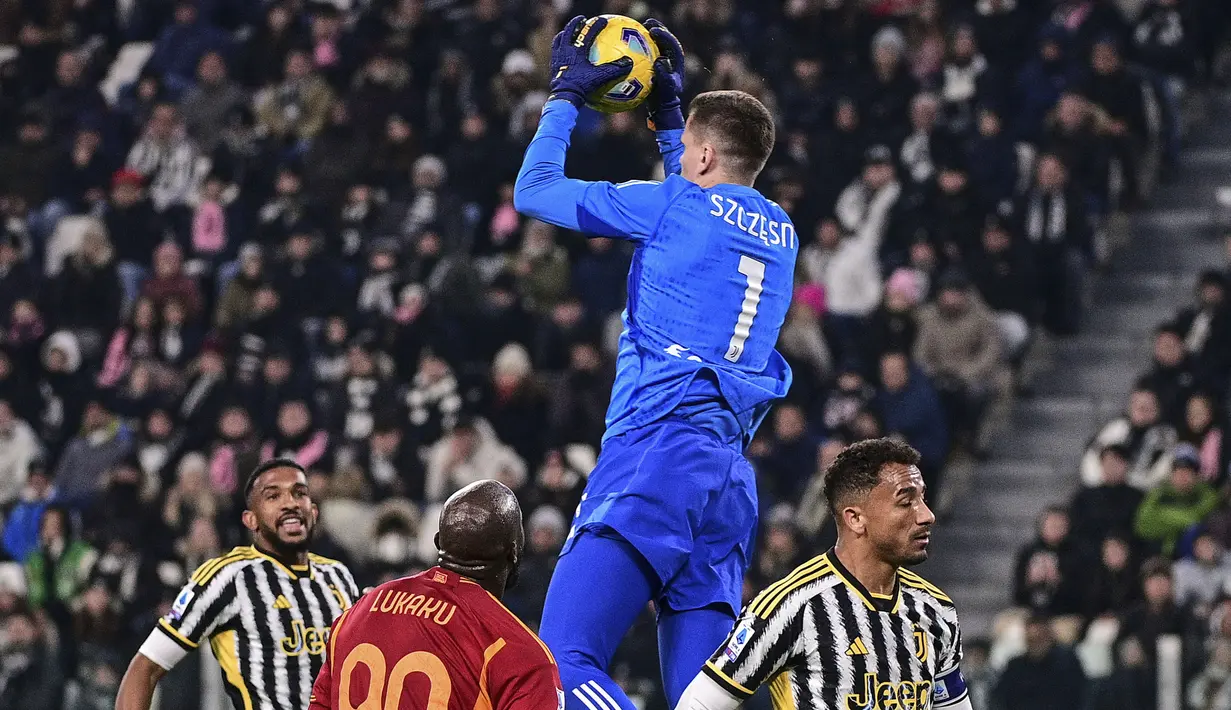 Kiper Juventus, Wojciech Szczesny (atas) berhasil mengamankan bola dari ancaman striker AS Roma, Romelu Lukaku(tengah) pada laga pekan ke-18 Serie A Liga Italia 2023/2024 di Allianz Stadium, Turin, Sabtu (30/12/2023) malam waktu setempat. (LaPresse via AP Photo/Marco Alpozzi)