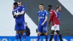Para pemain Leicester City merayakan kemenangan 2-1 atas Manchester United usai berakhirnya laga lanjutan Liga Inggris 2020/2021 pekan ke-35 di Old Traffod Stadium, Manchester, Selasa (11/5/2021). (AFP/Dave Thompson/Pool)