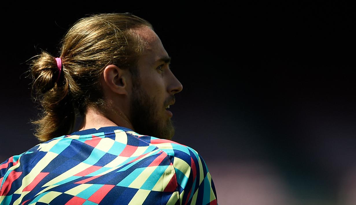 Oscar Mingueza. Bek Barcelona berusia 22 tahun ini memiliki gaji terendah di Barcelona, yaitu sebesar 15 ribu pounds per pekan. Musim ini ia mulai dipercaya Ronald Koeman untuk menjadi pilihan utama di lini belakang Blaugrana. Total telah tampil dalam 9 laga musim ini. (AFP/Josep Lago)