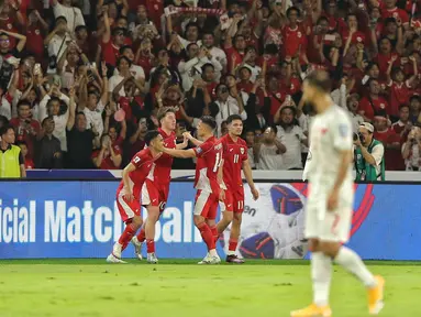 Pemain timnas Indonesia, Ole Romeny (kedua kiri) melakukan selebrasi usai mencetak goal ke gawang Bahrain dalam pertandingan kedelapan Grup C putaran ketiga kualifikasi Piala Dunia 2026 zona Asia di Stadion Utama Gelora Bung Karno, Selasa (25/3/2025). (Liputan6.com/Angga Yuniar)