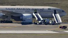 Pesawat Saudi Arabian Airlines penerbangan SVA 226 terisolasi di landasan setelah penumpang dan kru dievakuasi menyusul ancaman bom, di bandara Barajas di Madrid, Spanyol, Kamis (4/2/2016). (REUTERS/Sergio Perez)