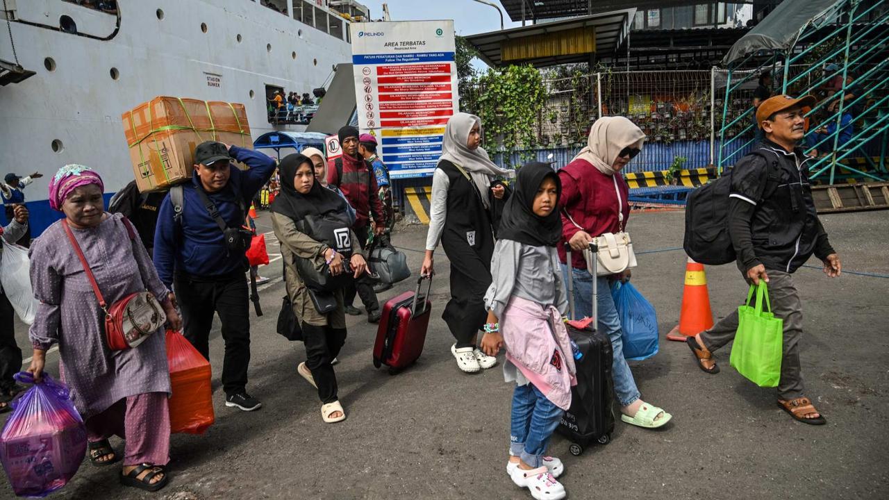Ribuan pemudik tiba di Surabaya