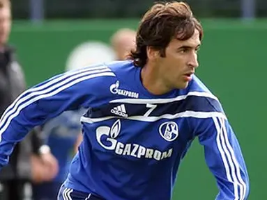Striker veteran Spanyol Raul Gonzalez berlatih bersama klub barunya, Schalke 04 pada 28 Juli 2010 di Gelsenkirchen, Jerman. AFP PHOTO/PATRIK STOLLARZ
