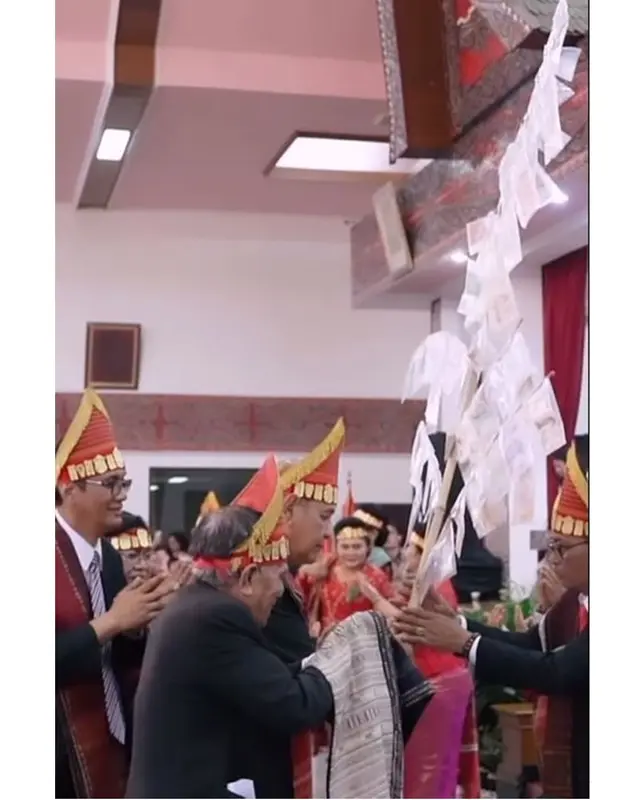 17 tahun cerai tetep akur tak ada drama, 7 momen Yuni Shara dampingi Henry Siahaan di acara keluarga