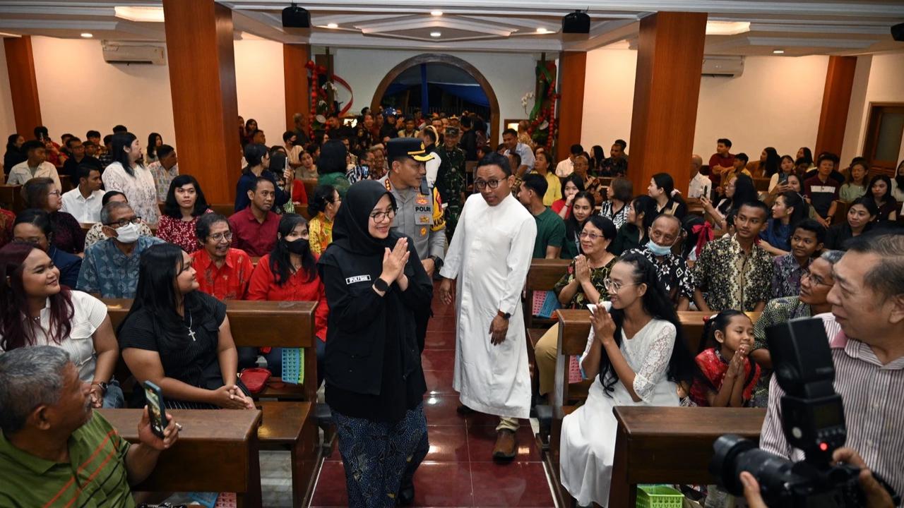 Bupati Ipuk Bersama Forkopimda Patroli ke Sejumlah Gereja di Banyuwangi di Malam Natal