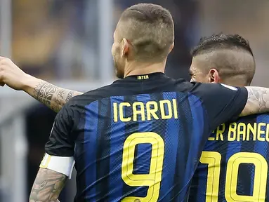 Striker Inter Milan, Mauro Icardi, merayakan gol yang dicetak Ever Banega pada laga Liga Italia di Stadion San Siro, Italia, Minggu (12/3/2017). Inter menang 7-1 atas Atalanta. (AP/Antonio Calanni)