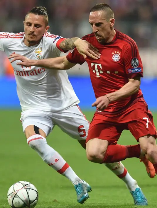 Gelandang Muenchen, Franck Ribery (kanan) berusaha melewati gelandang Benfica, Ljubomir Fejsa pada leg pertama liga champions di Allianz Arena, Jerman, (6/4). Muenchen menang tipis atas Benfica dengan skor 1-0. (AFP/Christof stache)  