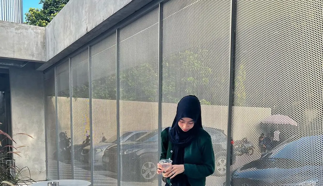 Adiba Khanza pun sering terlihat membagikan potret OOTDnya yang menarik. Seperti di foto ini, ia kembali mengenakan outfit serba hitam, memegang minuman. [Foto: Instagram/adiba.knza]