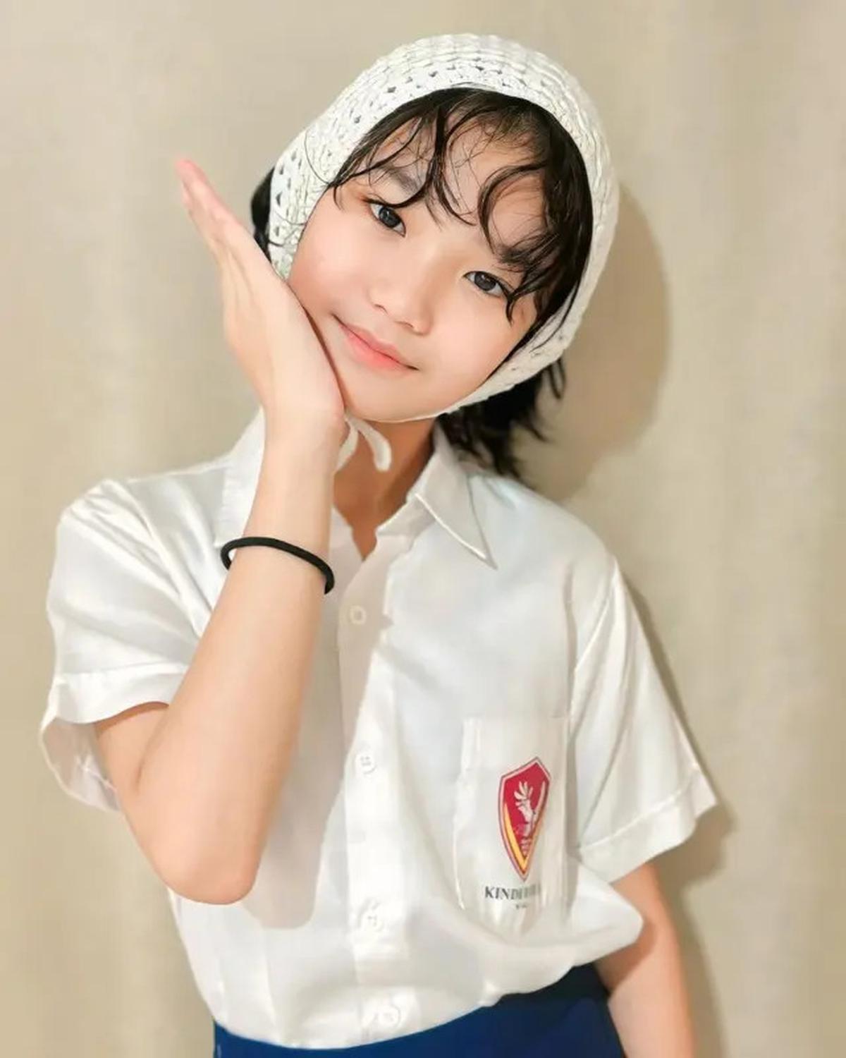 6 Potret Bilqis Anak Ayu Ting Ting Pakai Seragam, Sekolah di Kinderfield Highfield School