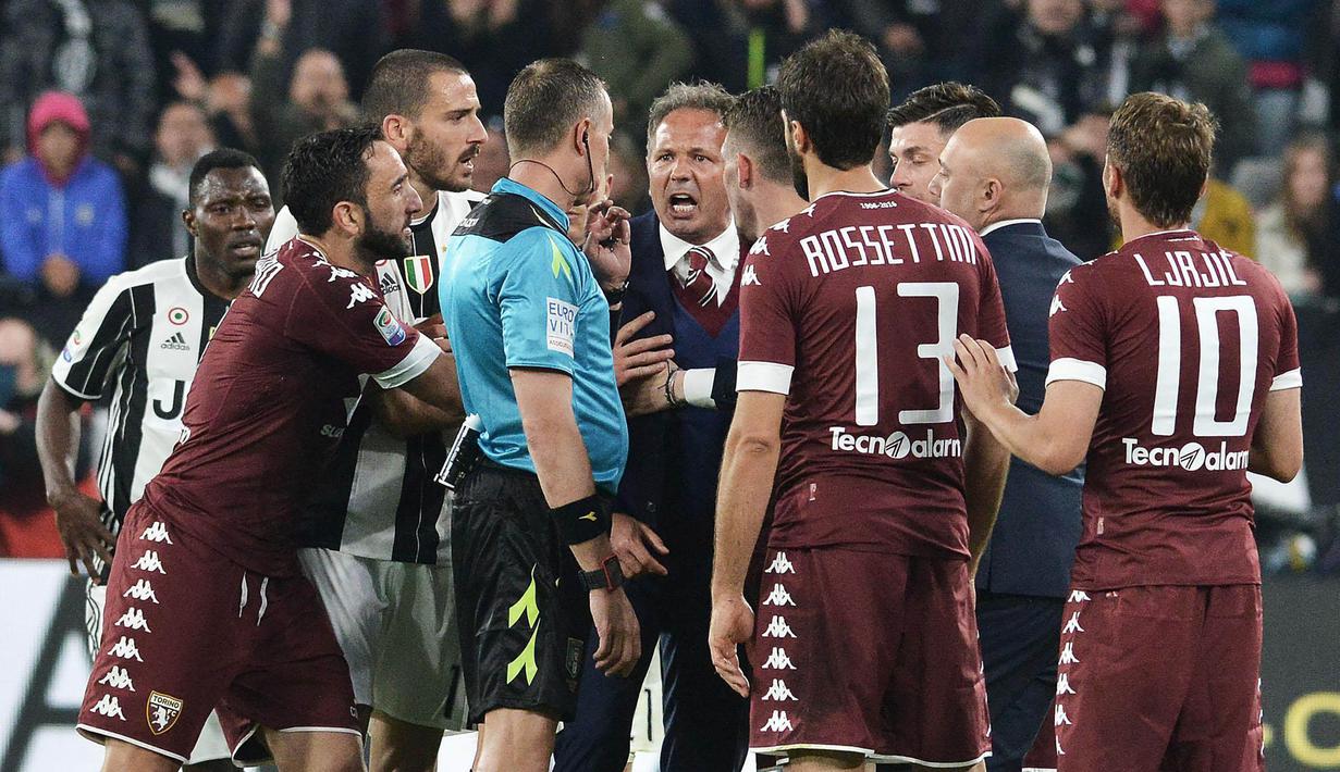 Pelatih Torino, Sinisa Mihajlovic, melakukan protes kepada wasit Paolo Valeri. Pertandingan tersebut berlangsung cukup keras, tercatat 15 pelanggaran dilakukan oleh Juventus dan 11 oleh Torino. (AP/Alessandro Di Marco)