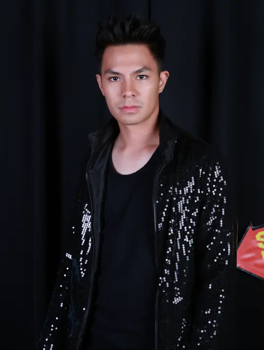 Fero Walandouw pun muncul dengan gaya keren dan super cool (Fathan Rangkuti/Bintang.com)