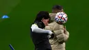 Pemain Atletico Madrid, Joao Felix, menyundul bola saat sesi latihan jelang laga Liga Champions di Stadion Wanda Metropolitano, Selasa (1/12/2020) wib. Atletico Madrid akan menghadapi Bayern Munchen. (AFP/Pierre-Philippe Marcou)