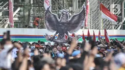 Peserta membawa patung Garuda Pancasila saat rangkaian pawai bendera Merah Putih raksasa di kawasan Bundaran HI, Jakarta Pusat, Minggu (28/8/2022). Sebanyak 50.000 orang membentangkan bendera merah putih sepanjang 1.700 meter dari kawasan Monas hingga Bundaran HI yang merupakan rangkaian dalam memperingati Hari Kemerdekaan Indonesia dengan tema 'Pulih Lebih Cepat, Bangkit Lebih Kuat. (merdeka.com/Iqbal S Nugroho)