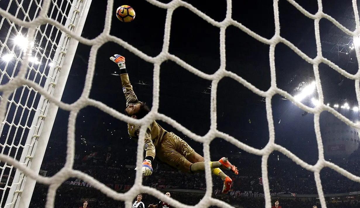 Kiper AC Milan Gianluigi Donnarumma berhasil menyelamatkan gawang saat melawan Juventus dalam pertandingan Liga Italia Serie A di stadion San Siro di Milan pada 22 Oktober 2016. (AFP Photo/Marco Bertorello)