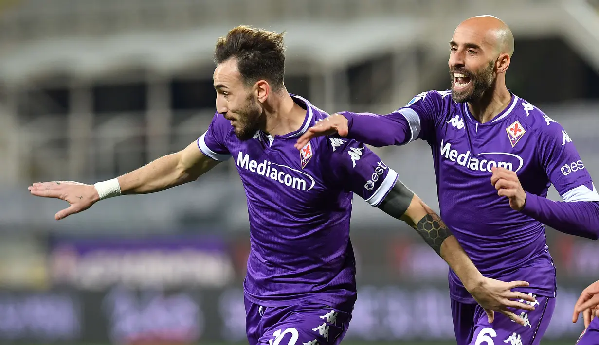 Gelandang Fiorentina, Gaetano Castrovilli (kiri) melakukan selebrasi usai mencetak gol kedua timnya ke gawang Spezia dalam laga lanjutan Liga Italia 2020/21 pekan ke-23 di Artemio Franchi Stadium, Jumat (19/2/2021). Fiorentina menang 3-0 atas Spezia. (LaPresse via AP/Jennifer Lorenzini)