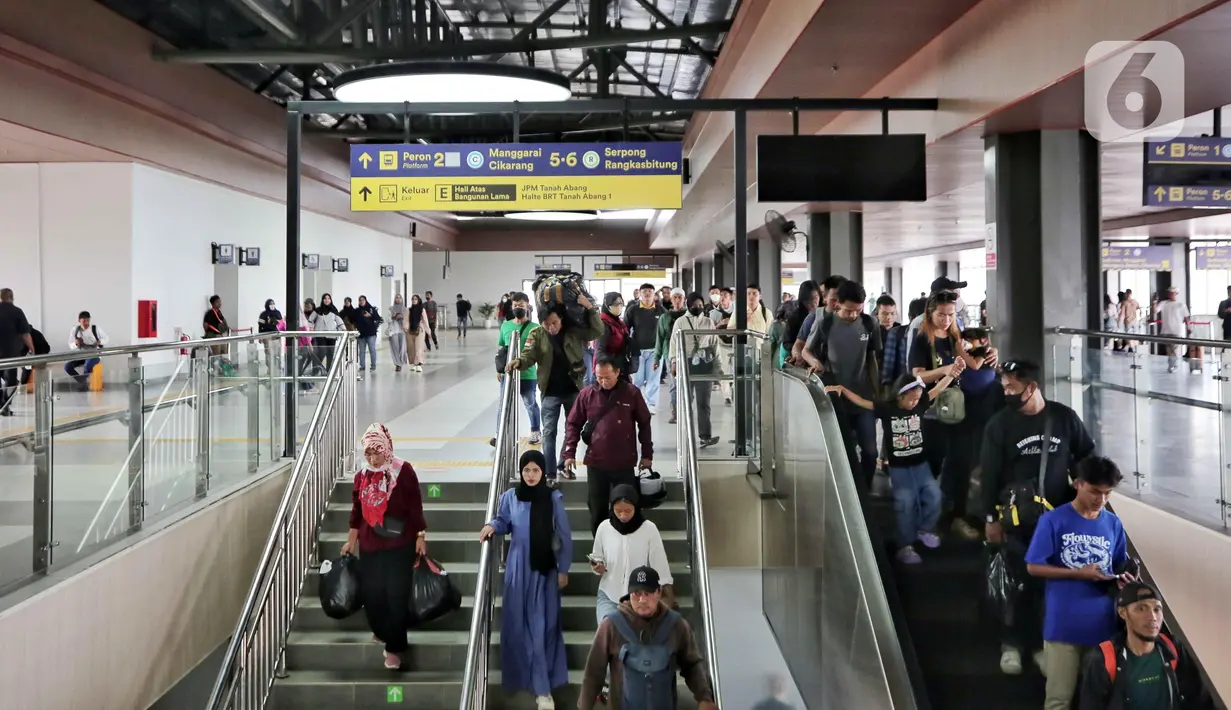 Stasiun Tanah Abang tampil dengan bangunan yang lebih modern dan fungsional. (Liputan6.com/Angga Yuniar)
