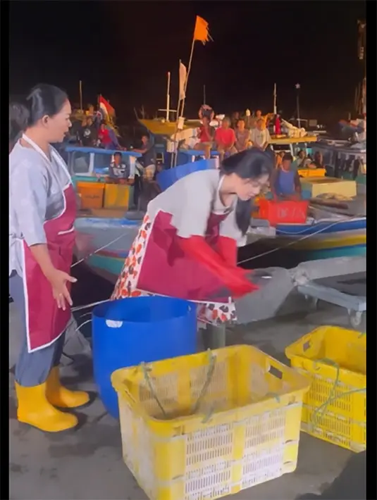 Tidak hanya seekor ikan, Titi juga memilih ikan untuk dipisahkan dan siap akan dijual. [Instagram/titi_kamall]