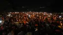 Ribuan suporter Persija menyalakan lilin saat aksi di kawasan Stadion GBK Jakarta, Senin (16/5/2016). Aksi ini untuk mengenang wafatnya Fahreza saat akan menyaksikan laga Persija melawan Persela, Jumat pekan lalu. (Liputan6.com/Helmi Fithriansyah)