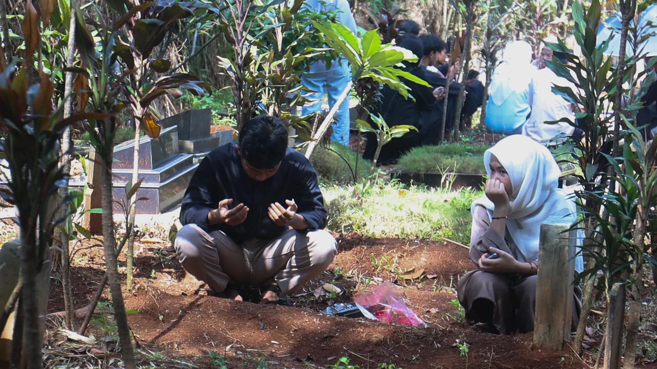 FOTO: Tradisi Ziarah Kubur Usai Shalat  Idul Fitri