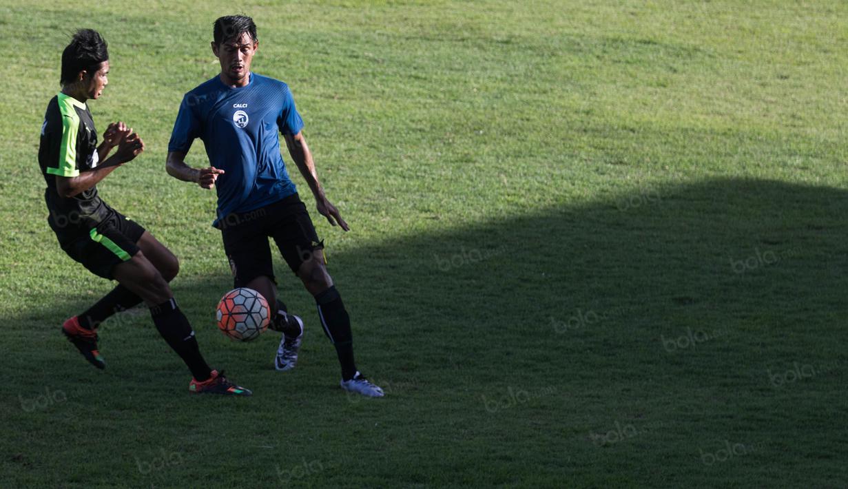 Bek Sriwijaya FC, Firdaus Ramadhan (kanan), menghalau serangan pemain Pespa FC. Pada laga uji coba ini Laskar Wong Kito menurunkan pemain yang menjadi cadangan saat melawan Barito Putera. (Bola.com/Vitalis Yogi Trisna)