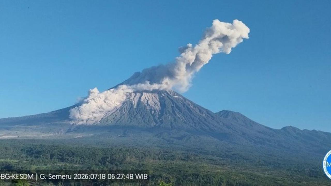 Gunung Semeru Erupsi Tiga Kali Pagi Ini, Luncurkan Awan Panas Sejauh 3,5 Kilometer