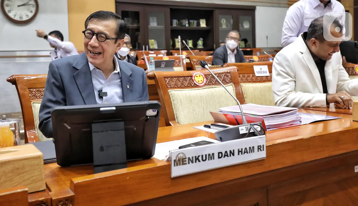 Menteri Hukum dan HAM Yasonna Laoly (kiri) beserta Wakilnya Edward Omar Sharif Hiariej (kanan) saat mengikuti rapat kerja dengan Komisi III DPR RI di Kompleks Parlemen, Senayan, Jakarta, Kamis (25/8/2022). Rapat tersebut membahas LKPP APBN TA 2021 serta LHP BPK 2021. Liputan6.com/Angga Yuniar