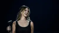 Penyanyi dan penulis lagu asal Amerika Serikat, Lana Del Rey, tampil di atas panggung dalam festival musik 'Rock en Seine' edisi ke-20 di Saint-Cloud, pinggiran kota Paris, pada 21 Agustus 2024. (Anna KURTH/AFP)