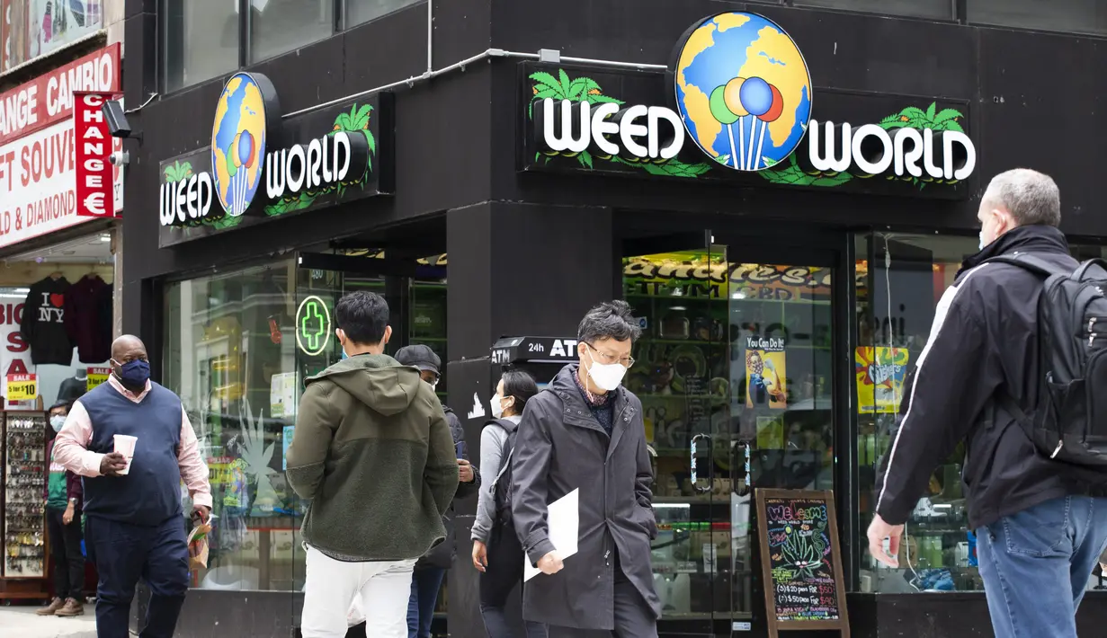 Suasana toko Weed World yang ramai dikunjungi pelanggan yang akan membeli ganja di New York (31/3/2021). Pengesahan tersebut dibuat setelah Gubernur New York Andrew Cuomo menandatangani undang-undang yang melegalkan ganja pada 31 Maret 2021. (AFP/Kena Betancur)